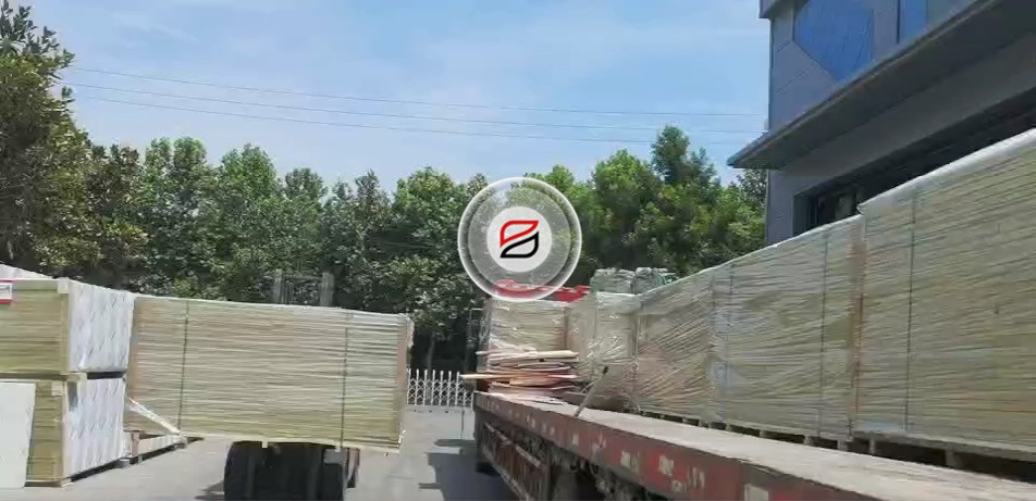 巖棉外墻保溫一體板裝車(chē)