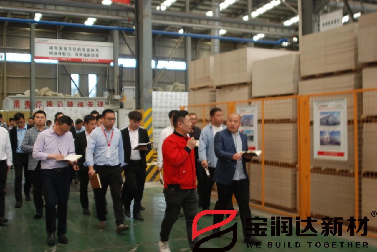 保溫裝飾一體板產(chǎn)線負責(zé)人為大家講解